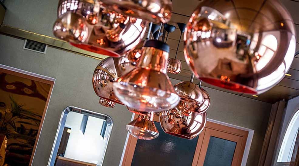 Lampor i olika storlekar och former i lobbyn på Quality Hotel Statt i Hudiksvall