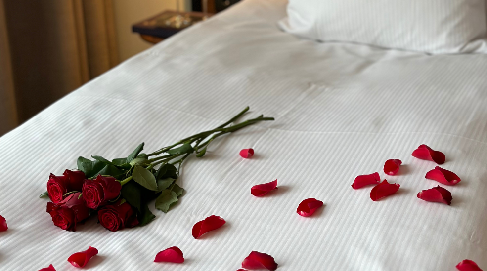 Fira kärleken med en staycation!