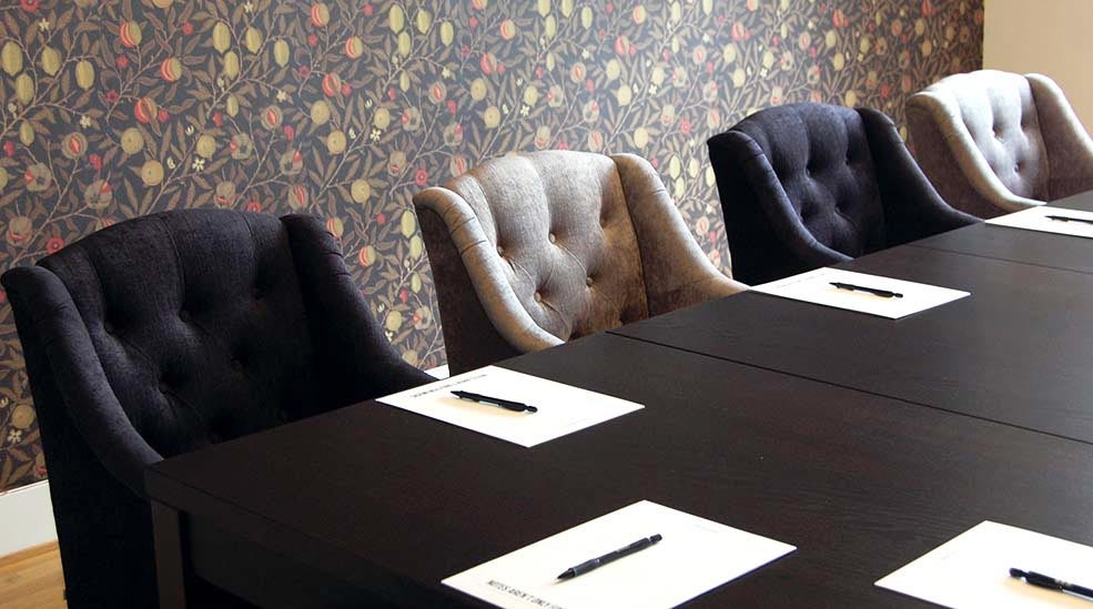 Konferensrum med fåtöljer och block med penna på Clarion Collection Hotel Bolinder Munktell Eskilstuna 