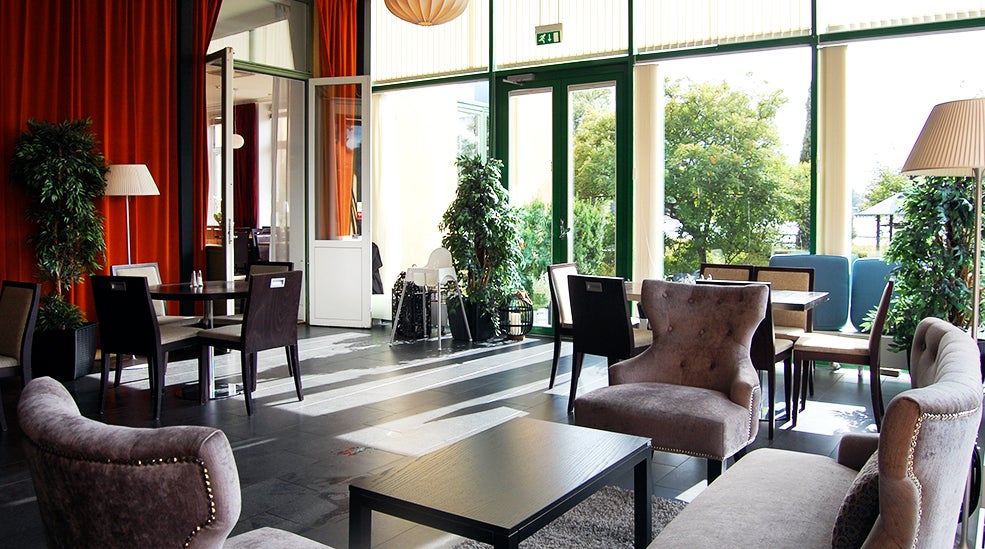 Matsal och lounge överblick med fåtöljer och utsikt på Clarion Collection Hotel Bolinder Munktell Eskilstuna 