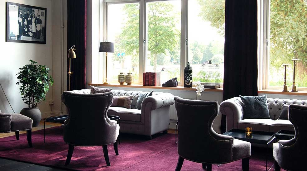 Lobby översikt med fåtöljer och soffor på Clarion Collection Hotel Bolinder Munktell Eskilstuna
