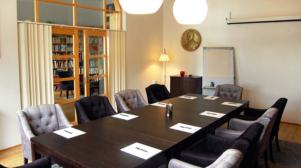 Konferensrum överblick med fåtöljer och lampor på Clarion Collection Hotel Bolinder Munktell Eskilstuna 