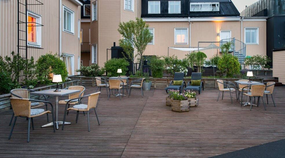 Terrass utomhus med sittmöbler på Clarion Collection Hotel Cardinal Växjö