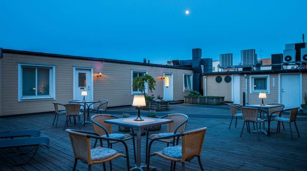 Takterrass utomhus med sittmöbler kvällstid på Clarion Collection Hotel Cardinal Växjö