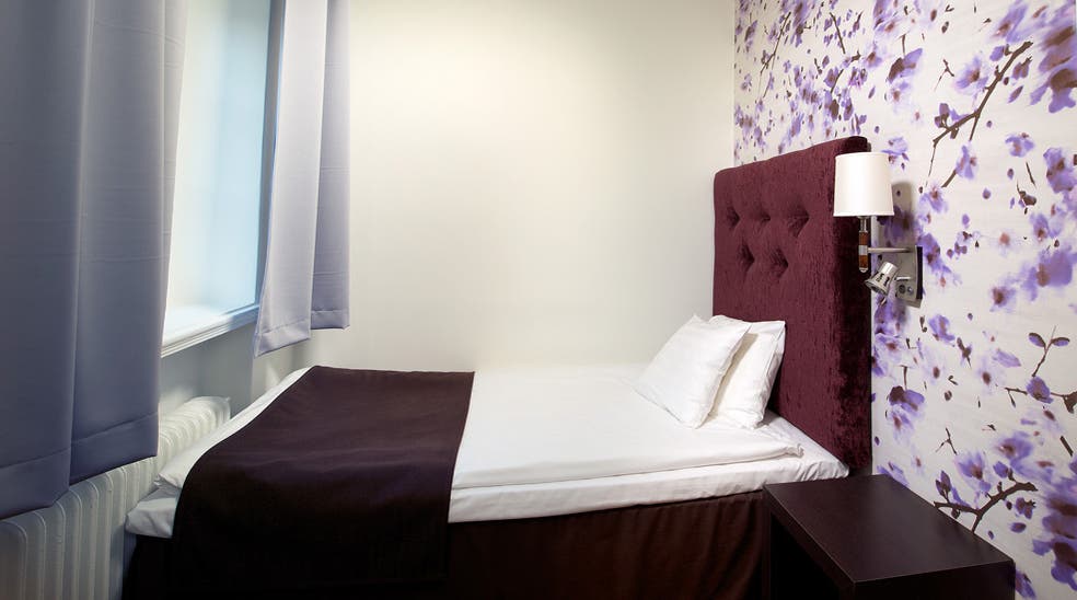 Standard enkelrum säng med sänglampa och kuddar på Clarion Collection Hotel Grand Sundsvall