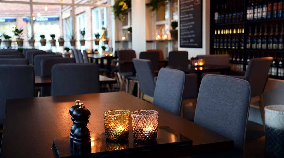 Restaurang med sittplatser och levande ljus på Clarion Collection Hotel Kompaniet Nyköping