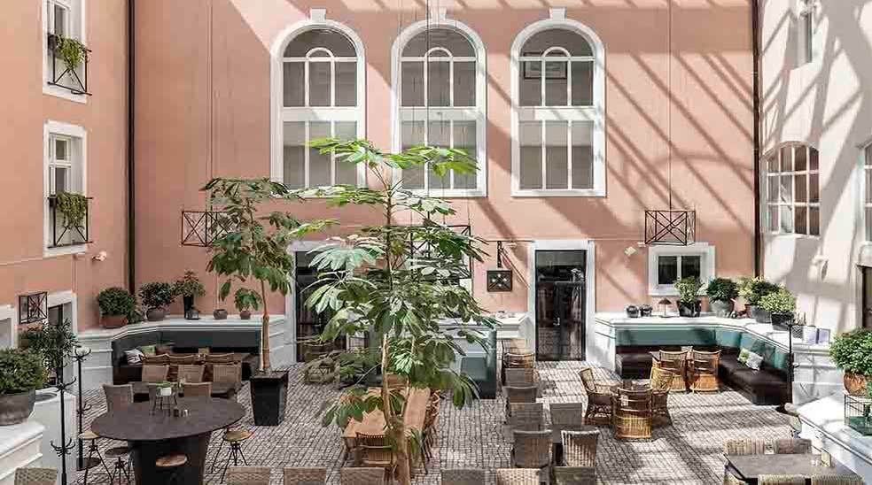 Restaurang sittområde med stolar och soffor på Clarion Collection Hotel Victoria Jönköping