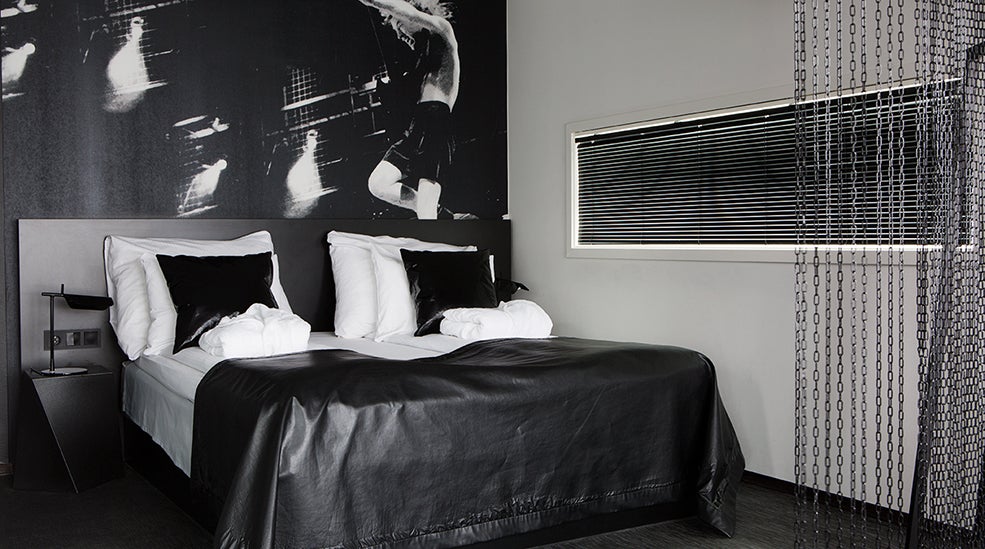 Sviten acdc med dubbelsäng och ett överkast av skinn på Comfort Hotel Union Brygge Drammen 