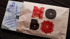 Brun papperspåse med tecknad karta till hotell Hobo i Stockholm, Sverige