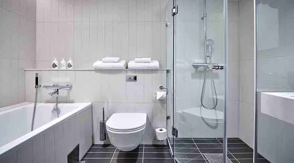 Stilrent badrum med toalett, dusch och bad på Nordic Light Hotel i Stockholm
