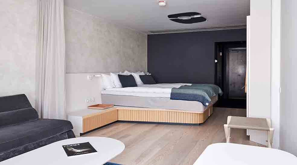 Dubbelsäng och soffa i Deluxe hotellrum på Nordic Light Hotel i Stockholm