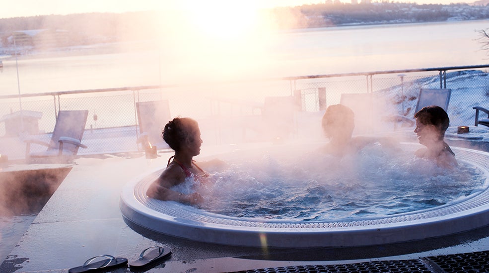 Njut av Jacuzzi utomhus på Stenungsbaden Yacht Club i Stenungsund.
