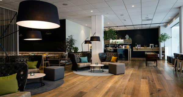 Lounge med soffor, shuffelboard och bar på Quality Hotel Edvard Grieg i Bergen i Norge