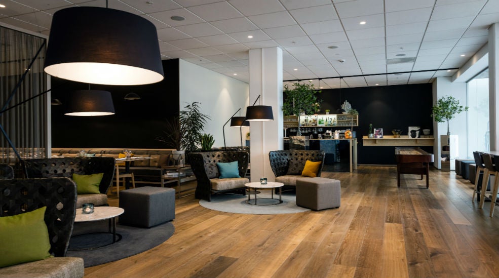 Lounge med soffor, shuffelboard och bar på Quality Hotel Edvard Grieg i Bergen i Norge