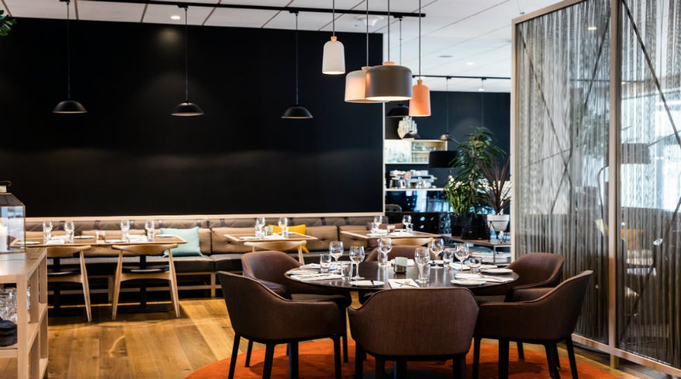 Restaurang Brasserie X, dukade runda bord och lampor på Quality Hotel Edvard Grieg Bergen