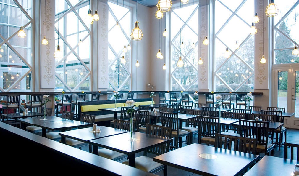 Stora ljusa fönster i Restaurang Mathörnan på Quality Hotel Galaxen i Borlänge
