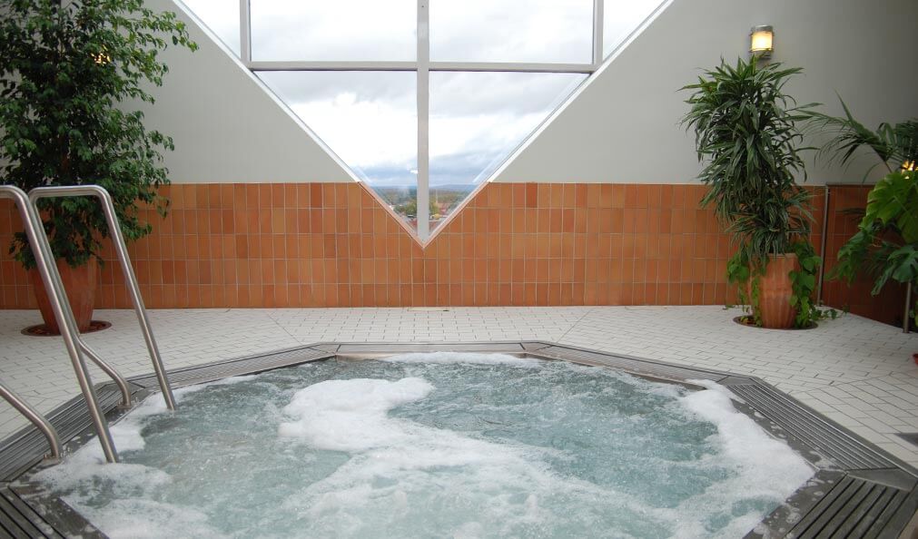 Bubbelpool med utsikt i relaxavdelningen Polaris på Quality Hotel Galaxen i Borlänge
