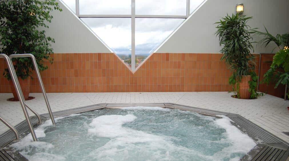 Bubbelpool med utsikt i relaxavdelningen Polaris på Quality Hotel Galaxen i Borlänge