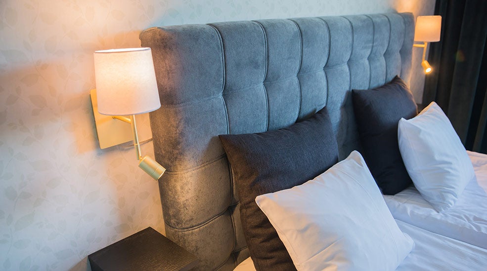 Sänggavel och sänglampa i Superior dubbelrum på Quality Hotel Galaxen i Borlänge
