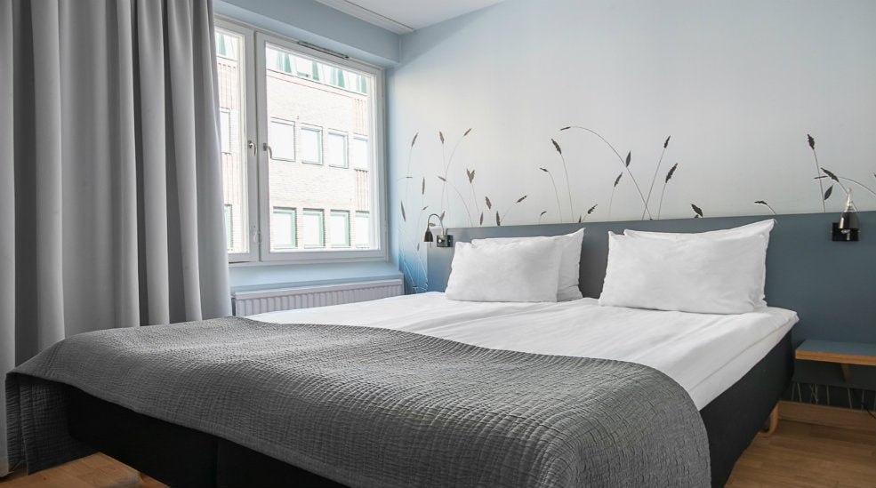 Standard dubbelrum med dubbelsäng och motiv på vägg på Quality Hotel Grand Kristianstad