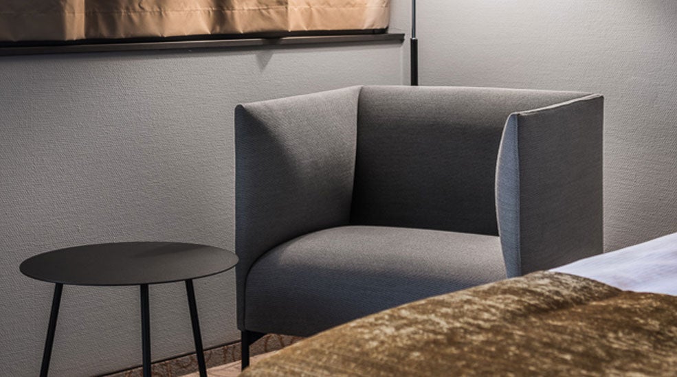Grå fåtölj och svart sidorbord i Superior dubbelrum på Quality Hotel Royal Corner