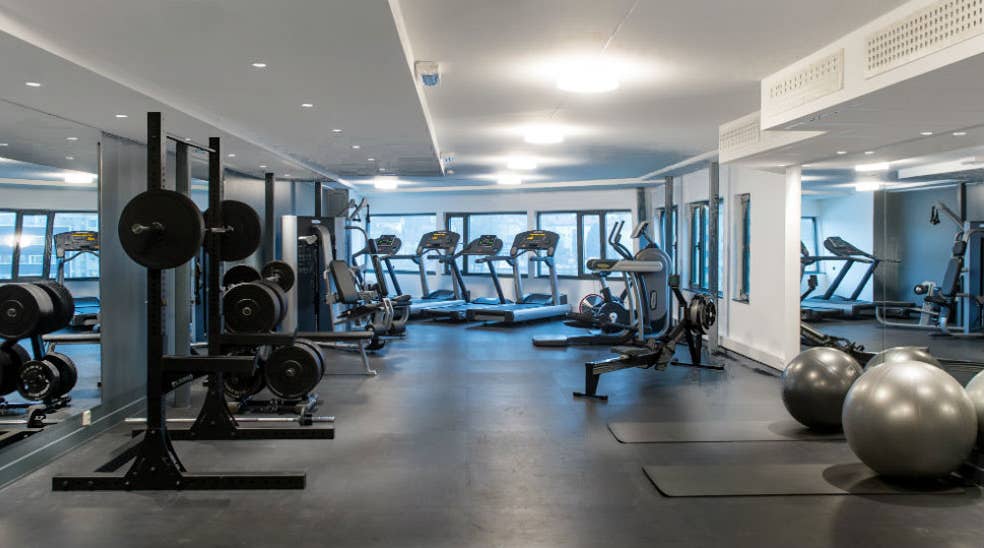 Gym med vikter, pilatesbollar och träningsmaskiner på Quality Hotel Tønsberg i Norge